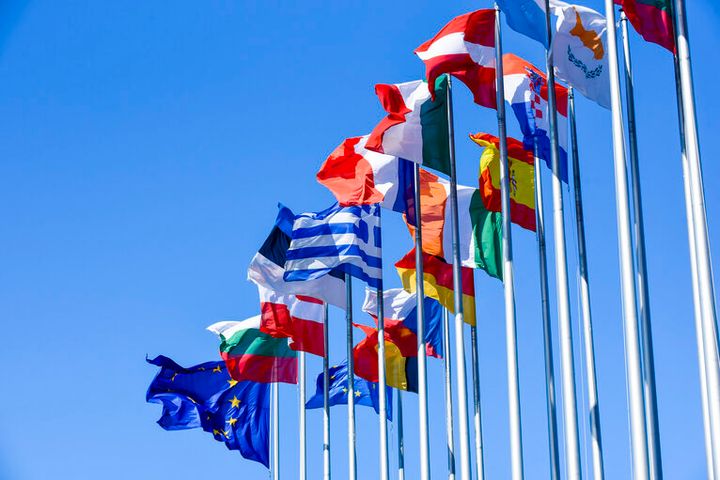 Veivende flagg foran EU-parlamentet i Strasbourg.