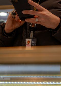 Tolletatens rolle er å avdekke, tilbakeholde og varsle om mulige inngrep i en rettighetshavers immaterielle rettigheter. IPR-varer (også omtalt som piratkopier eller piratvarer) er varer som krenker slike rettigheter. (fra www.toll.no)