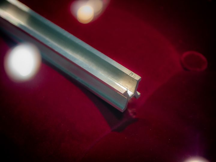 Meterstav i platina irridium på rød fløyelspute